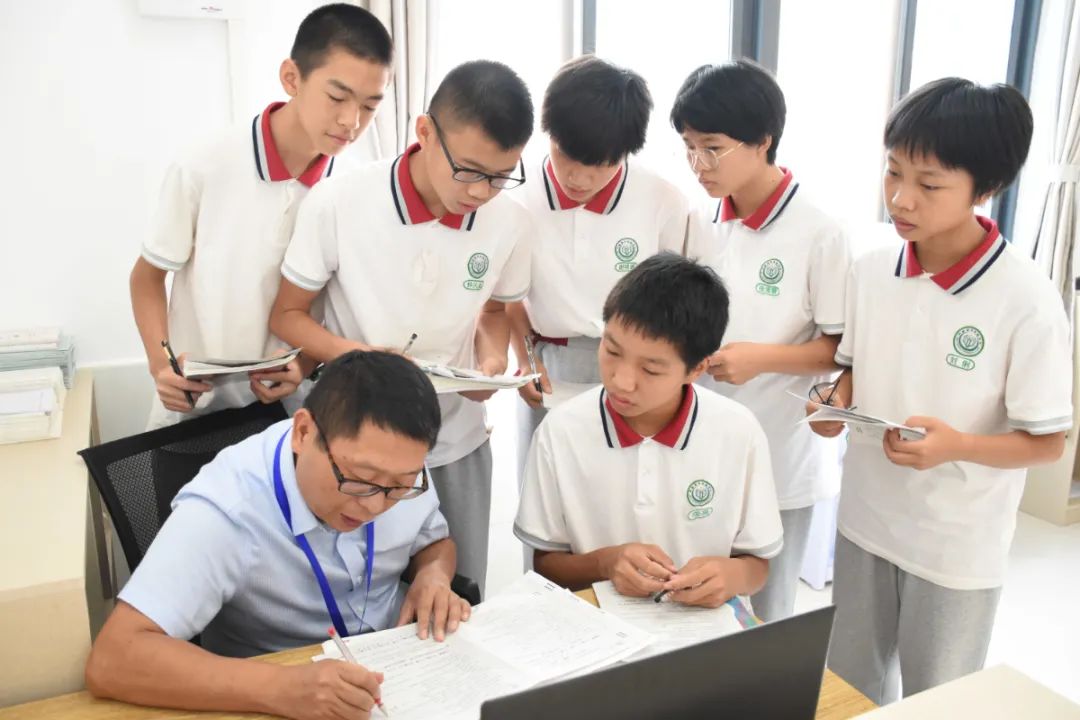 課間輔導同學作業(yè)_看圖王.jpg 圖片