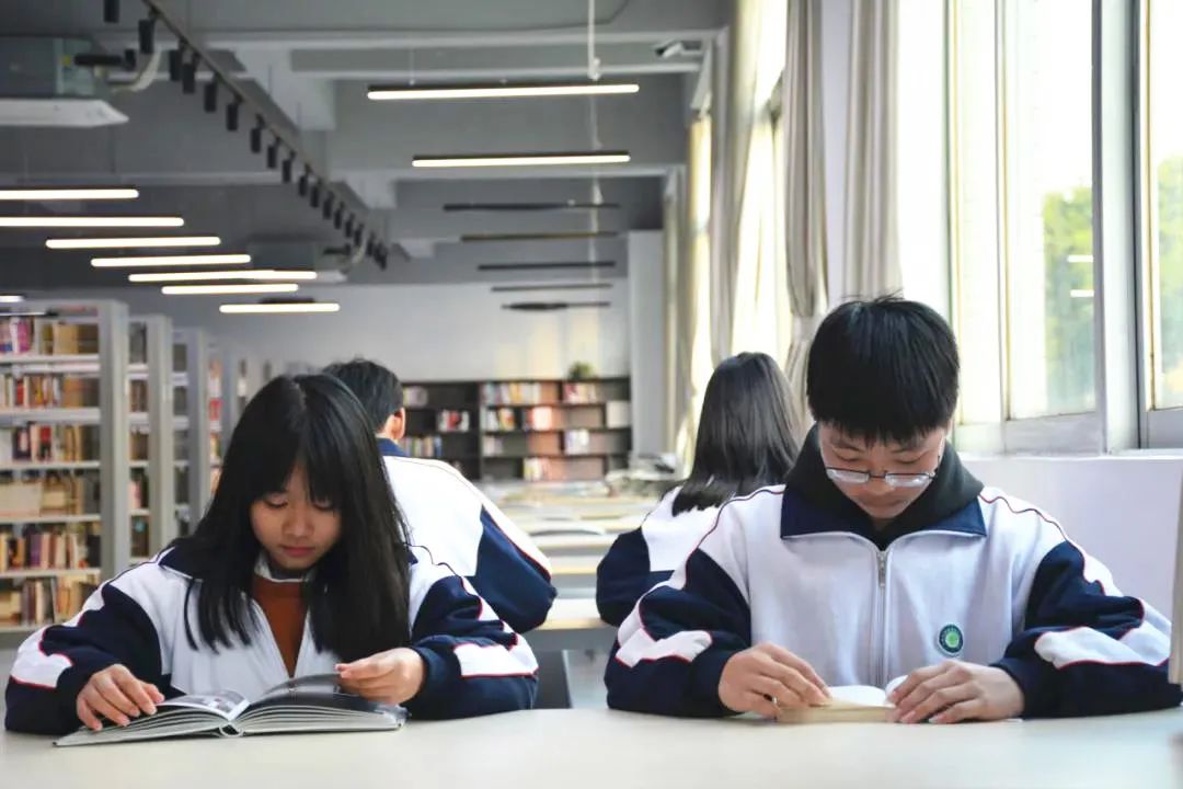 課間輔導同學作業(yè)_看圖王.jpg 圖片